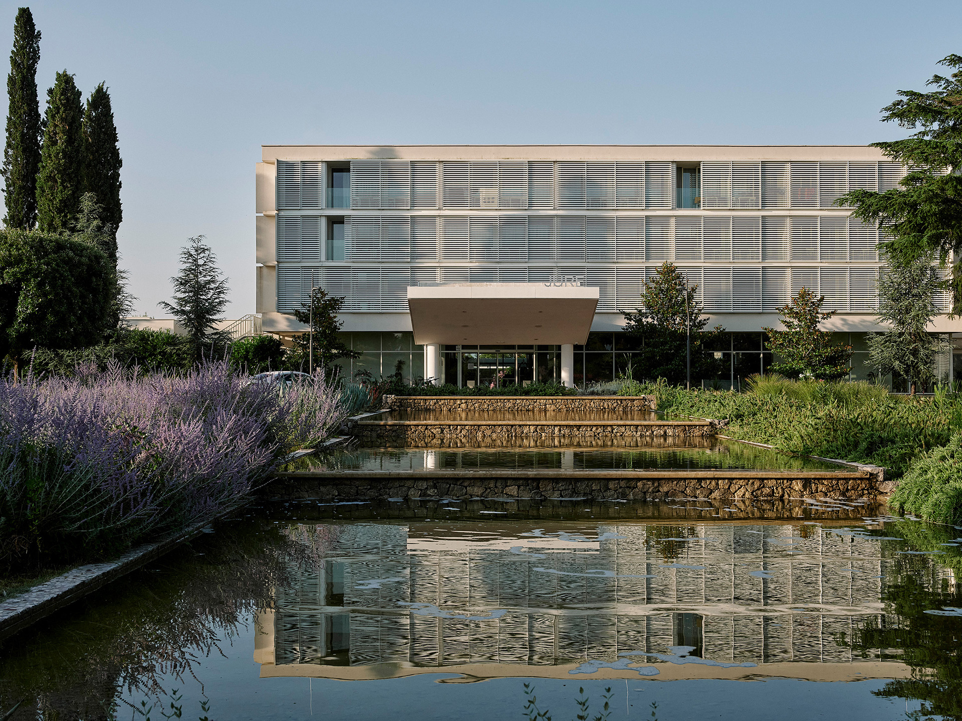 Eingang und Lavendelgarten des Hotels