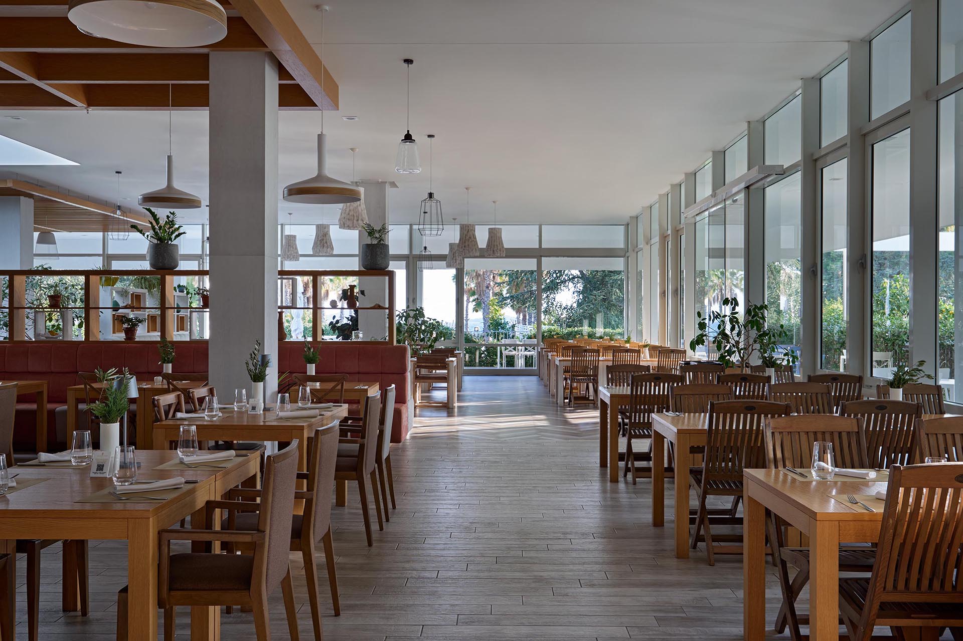 Restaurant mit Meerblick und Panoramafenstern
