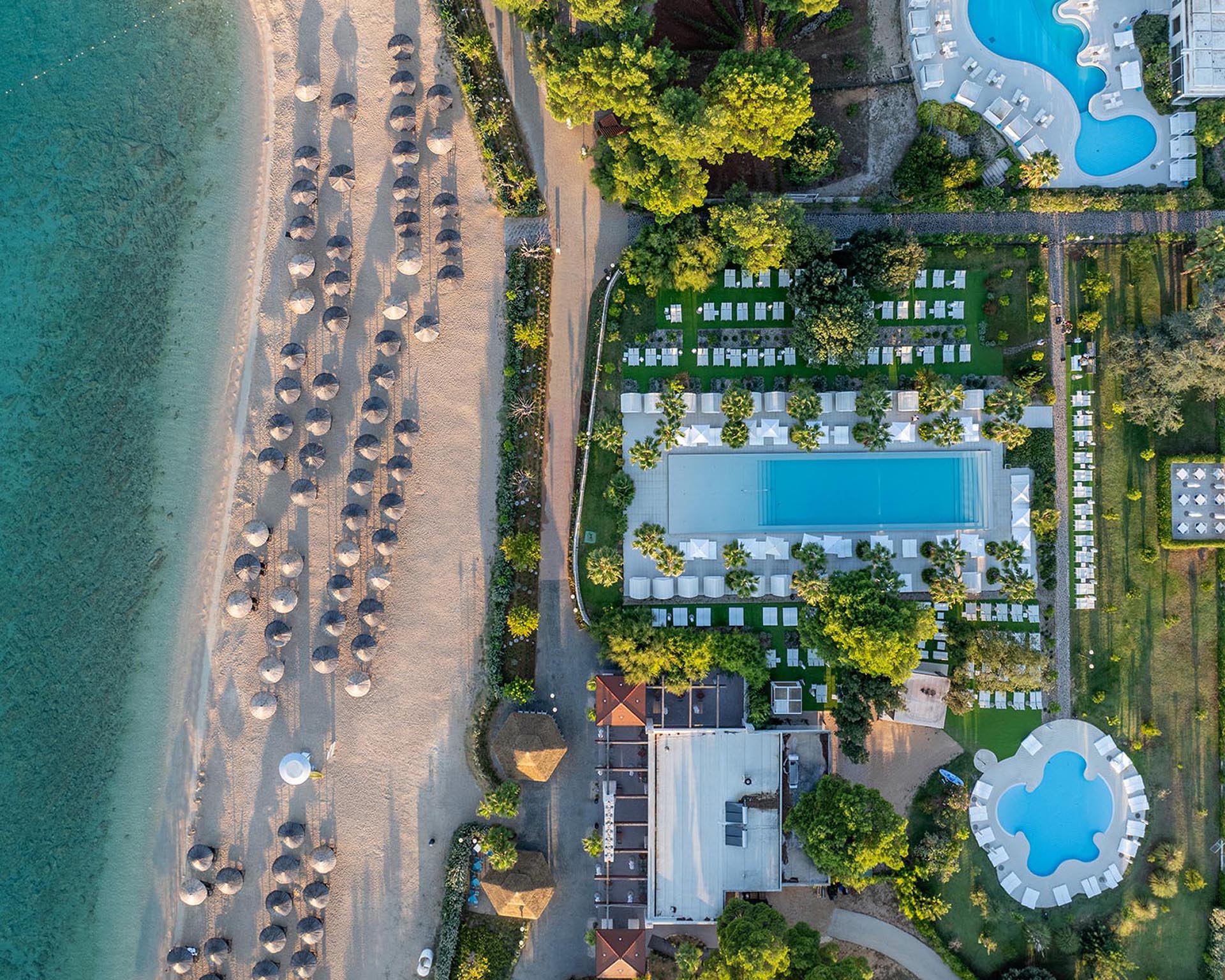 Resort, Strand und Meer aus der Luft