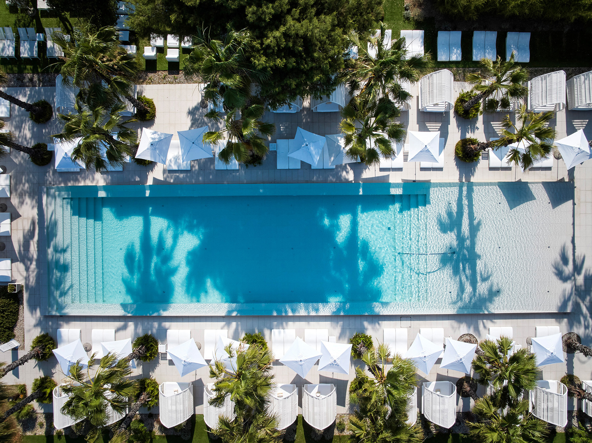 Hotelpool aus der Vogelperspektive