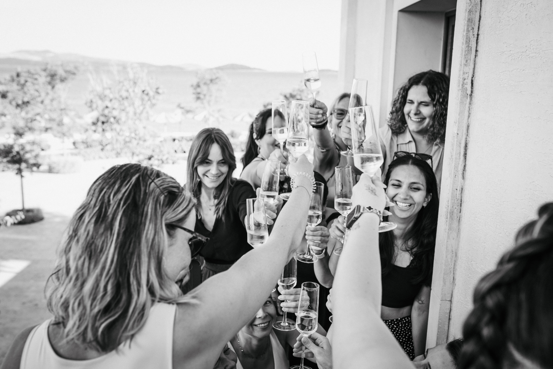 Teilnehmerinnen stoßen mit Sekt an