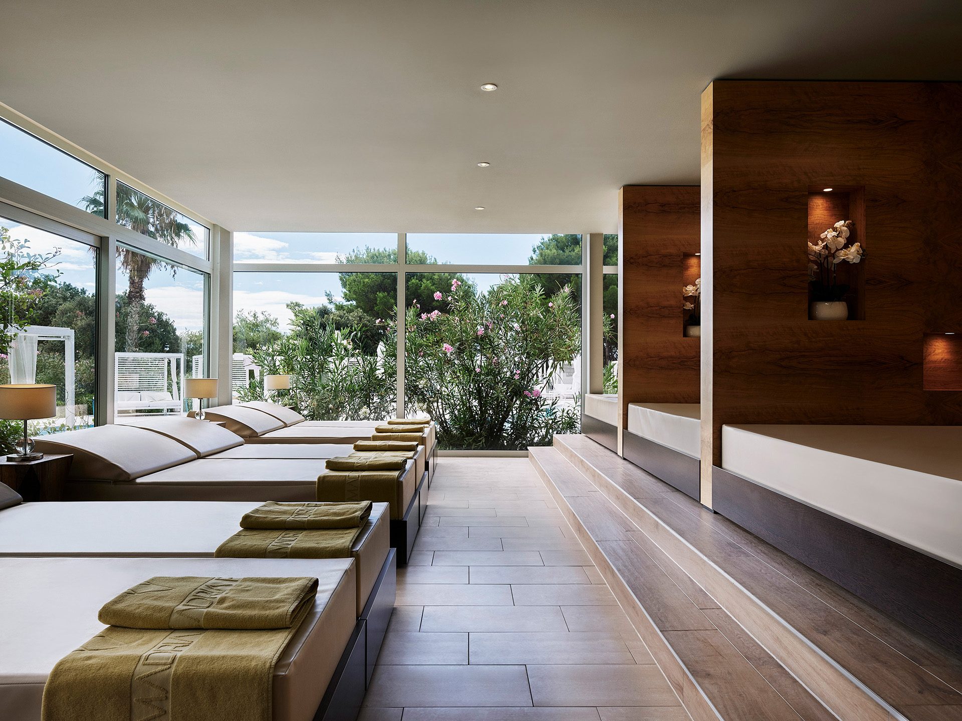 Spa-Bereich mit Liegen und Panoramafenstern