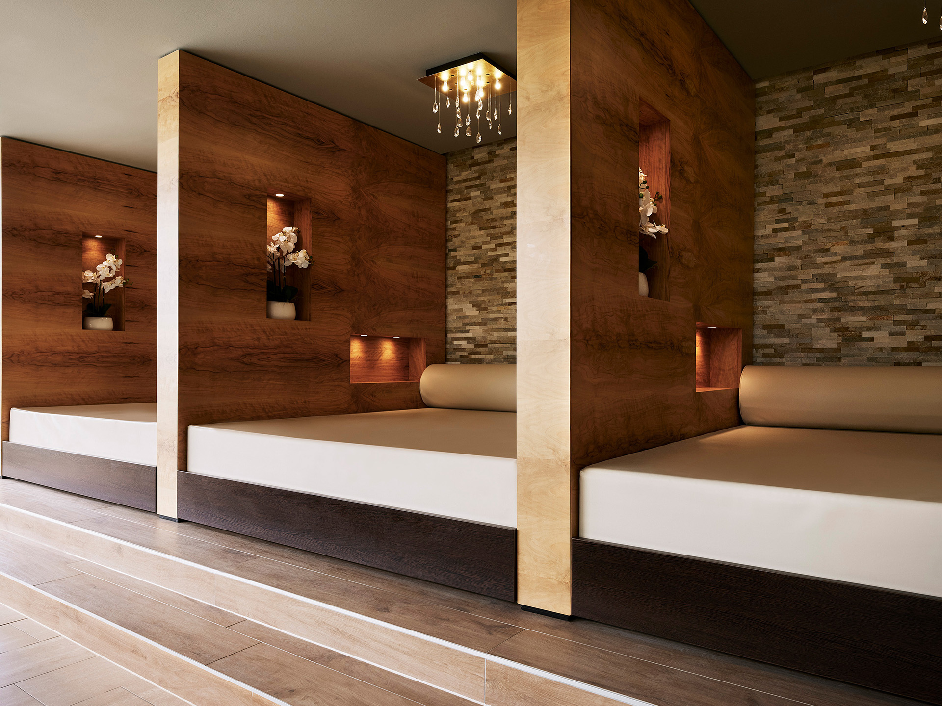Spa-Ruheraum mit Holz-Loungen und warmem Licht