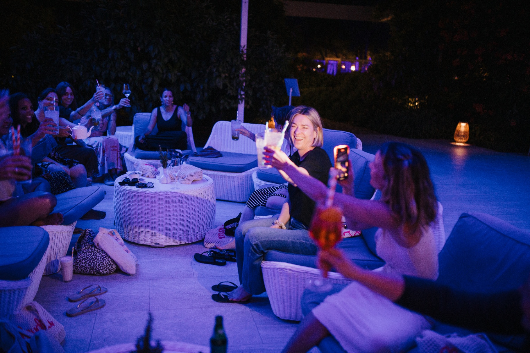 Abendliche Lounge-Runde mit Cocktails