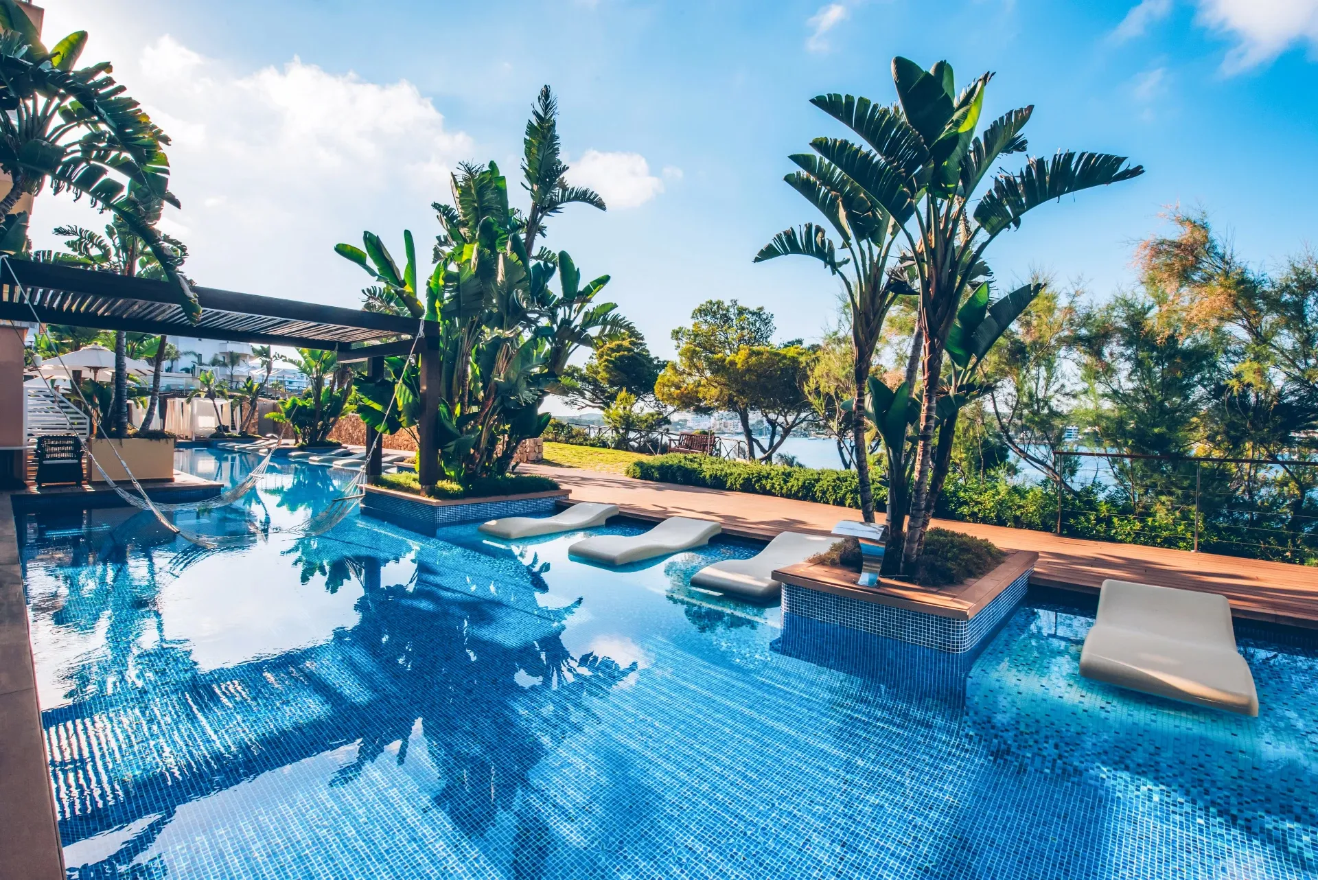 Hotelpool mit Palmen - die nächste Workation Location bleibt noch ein Geheimnis