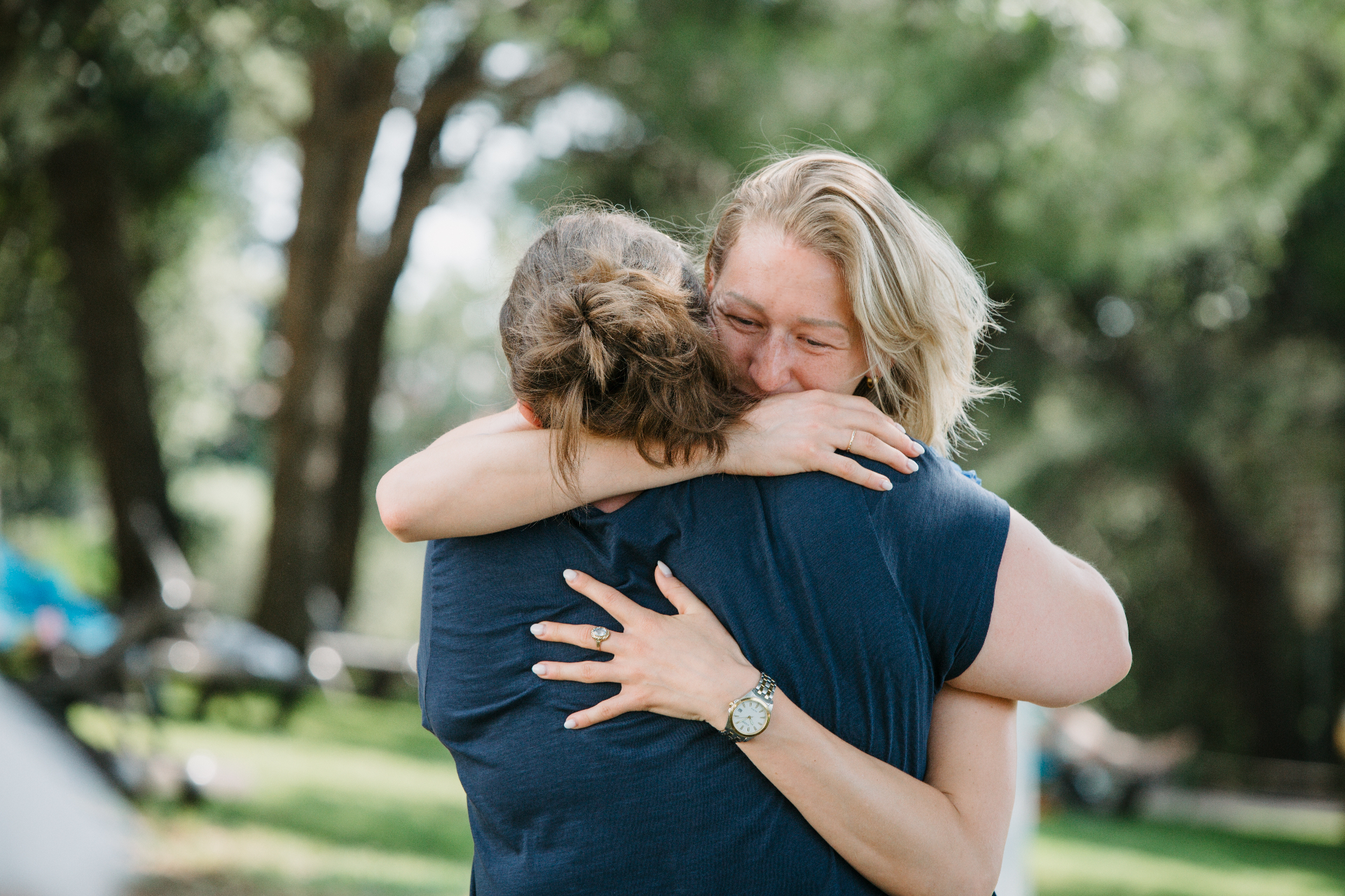 Emotionale Umarmung zwischen zwei Teilnehmerinnen