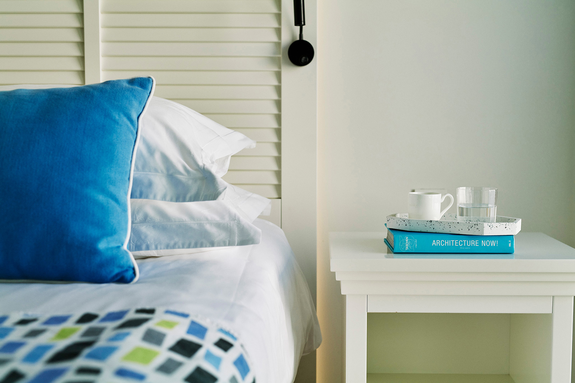 Detail im Hotelzimmer: Buch und Tasse