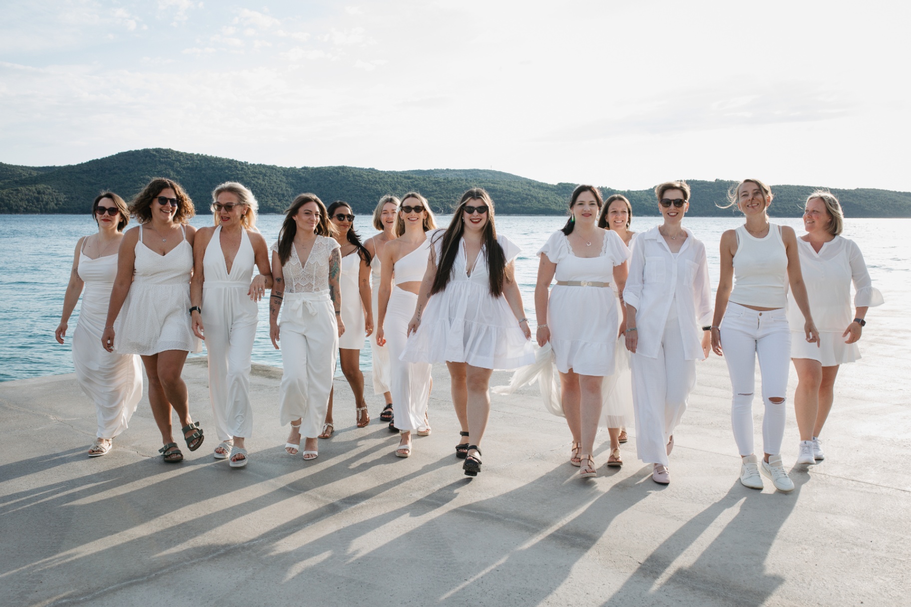 Gruppenfoto in Weiß am Meer