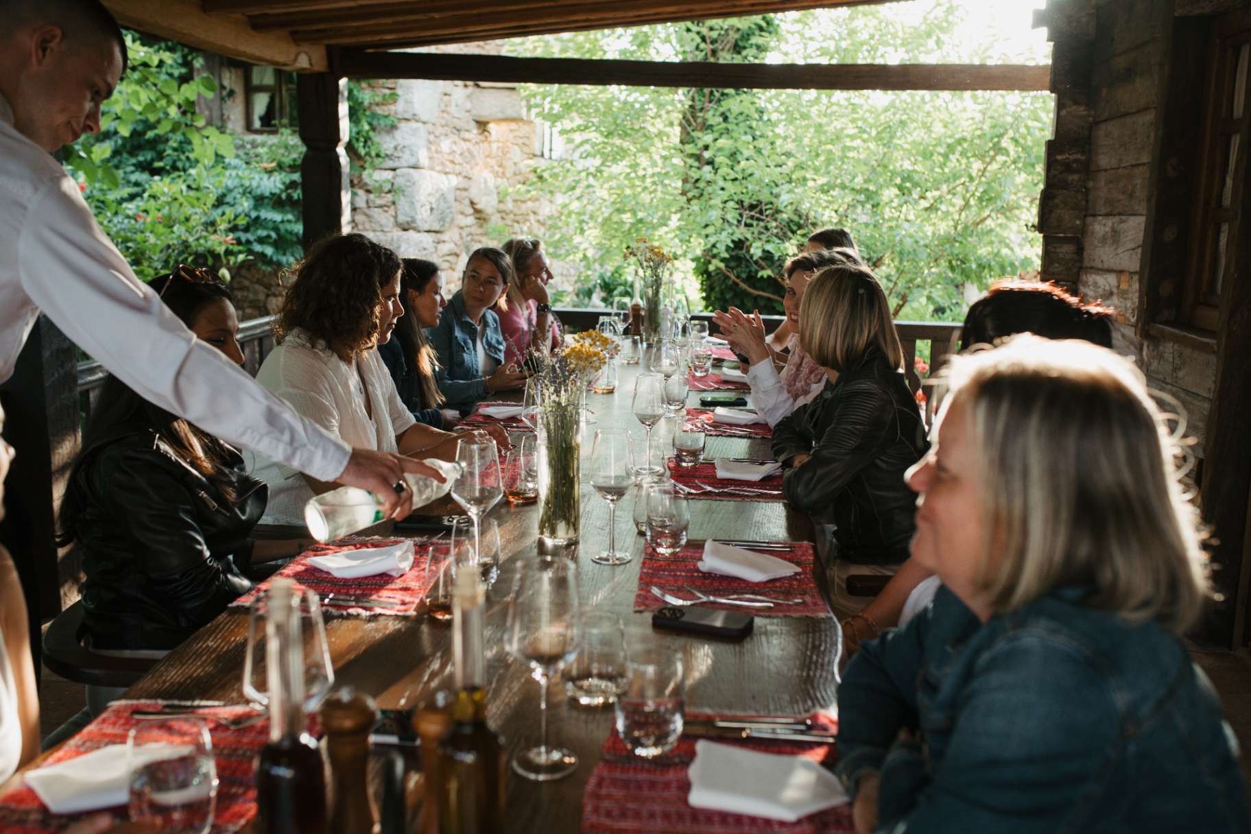 Gemeinsames Dinner unter Weinreben