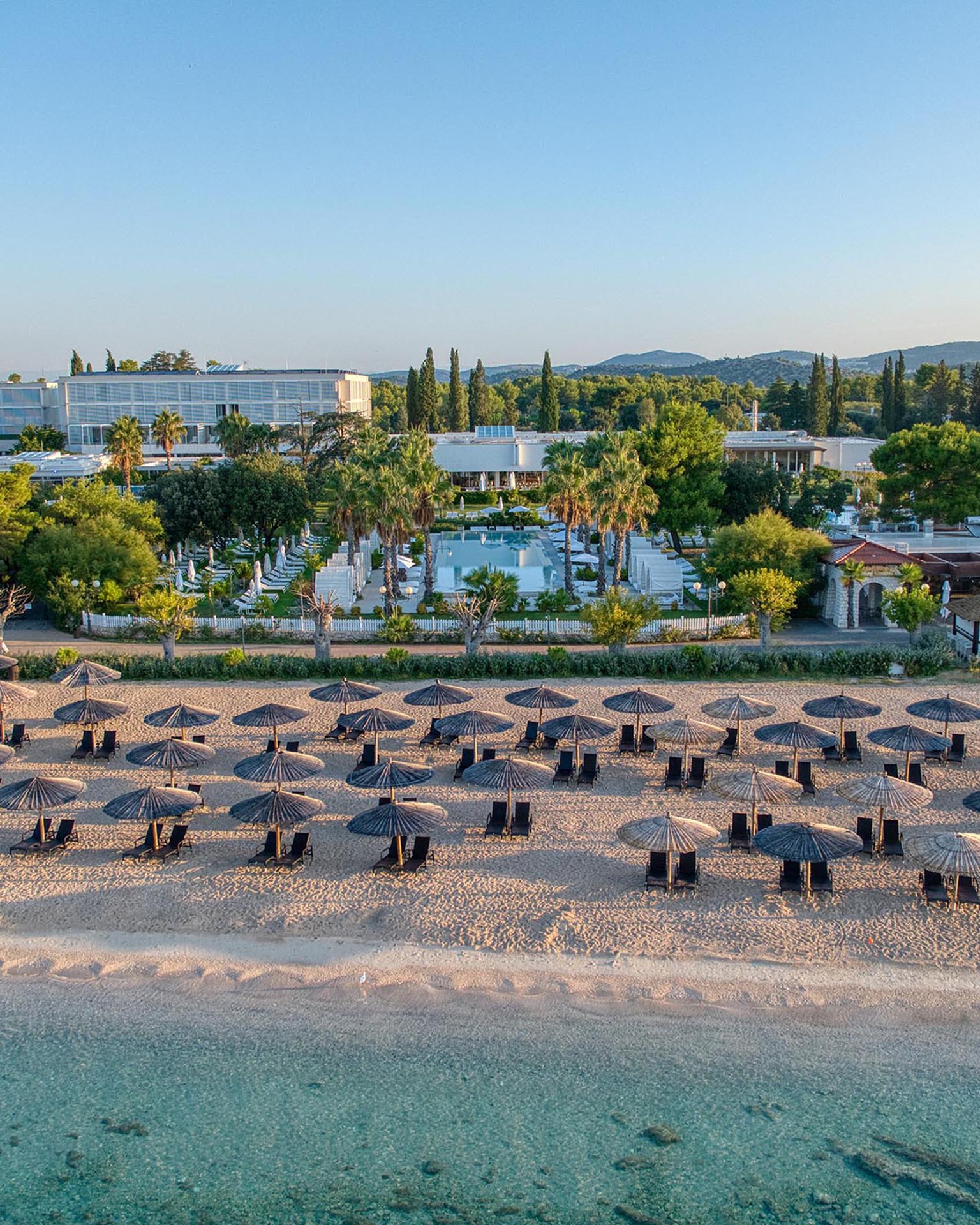 Strand und Hotelanlage aus der Luft
