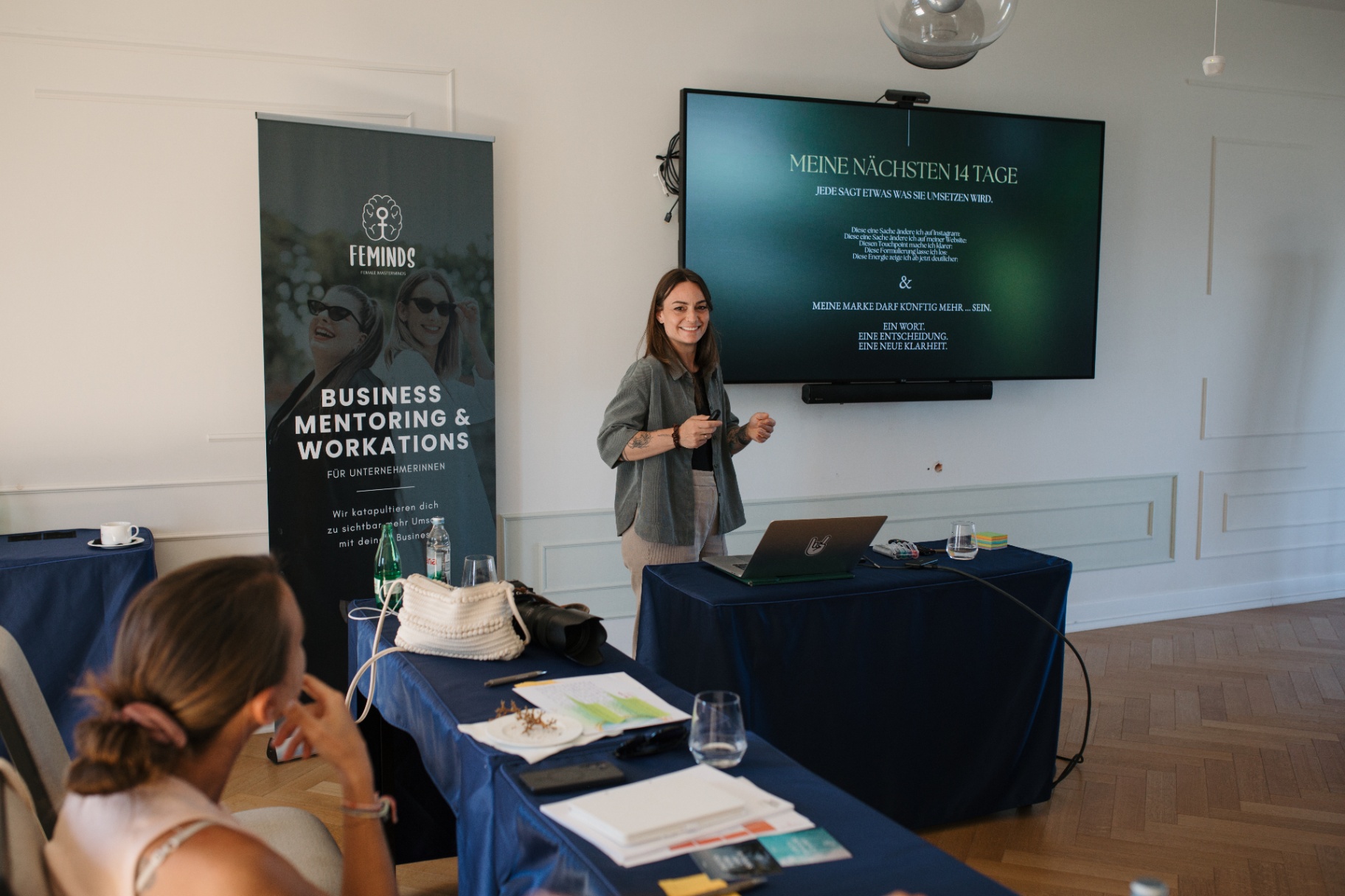 Speakerin präsentiert Sales- und Sichtbarkeits-Workshop