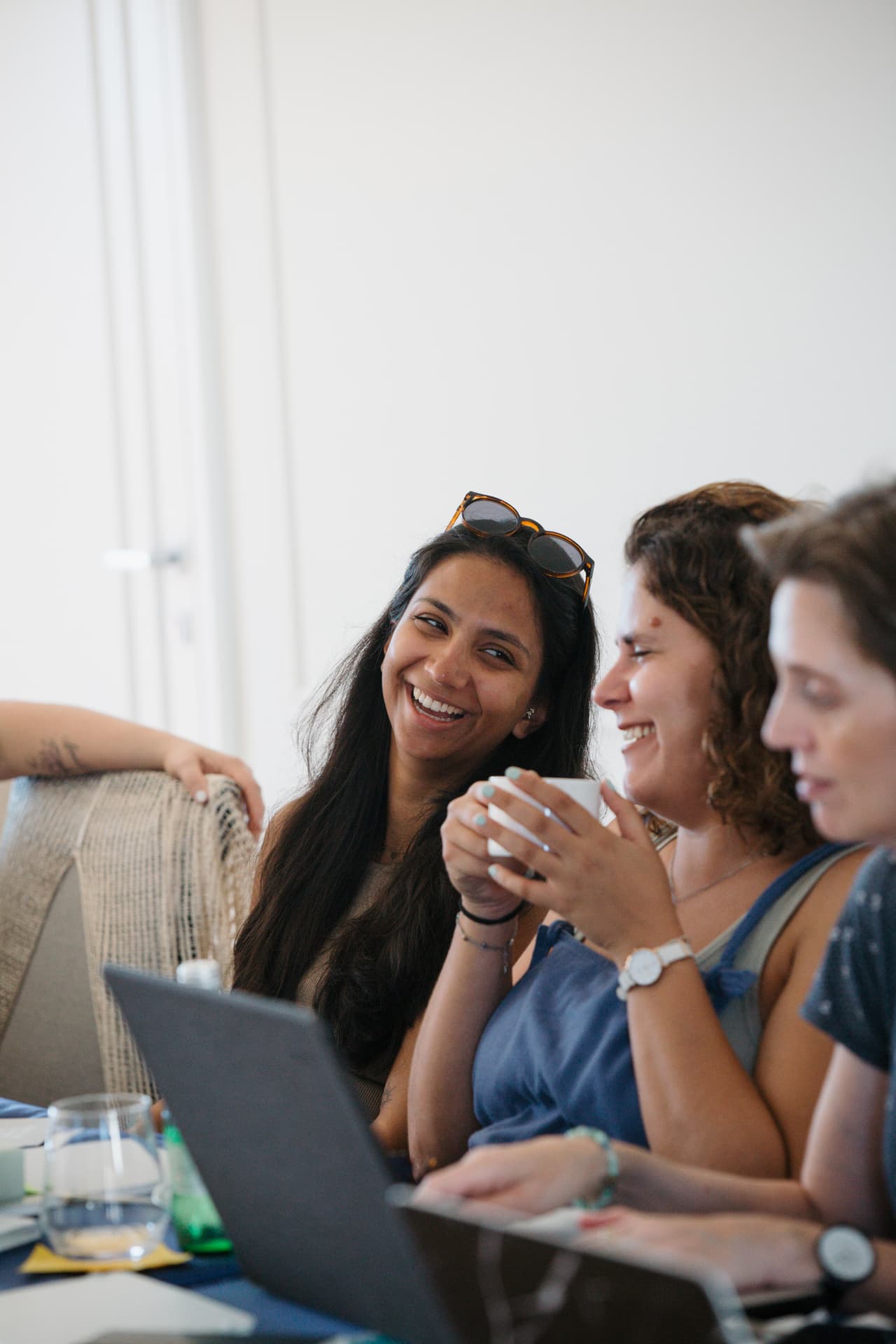 Teilnehmerinnen machen sich konzentriert Notizen im Workshop