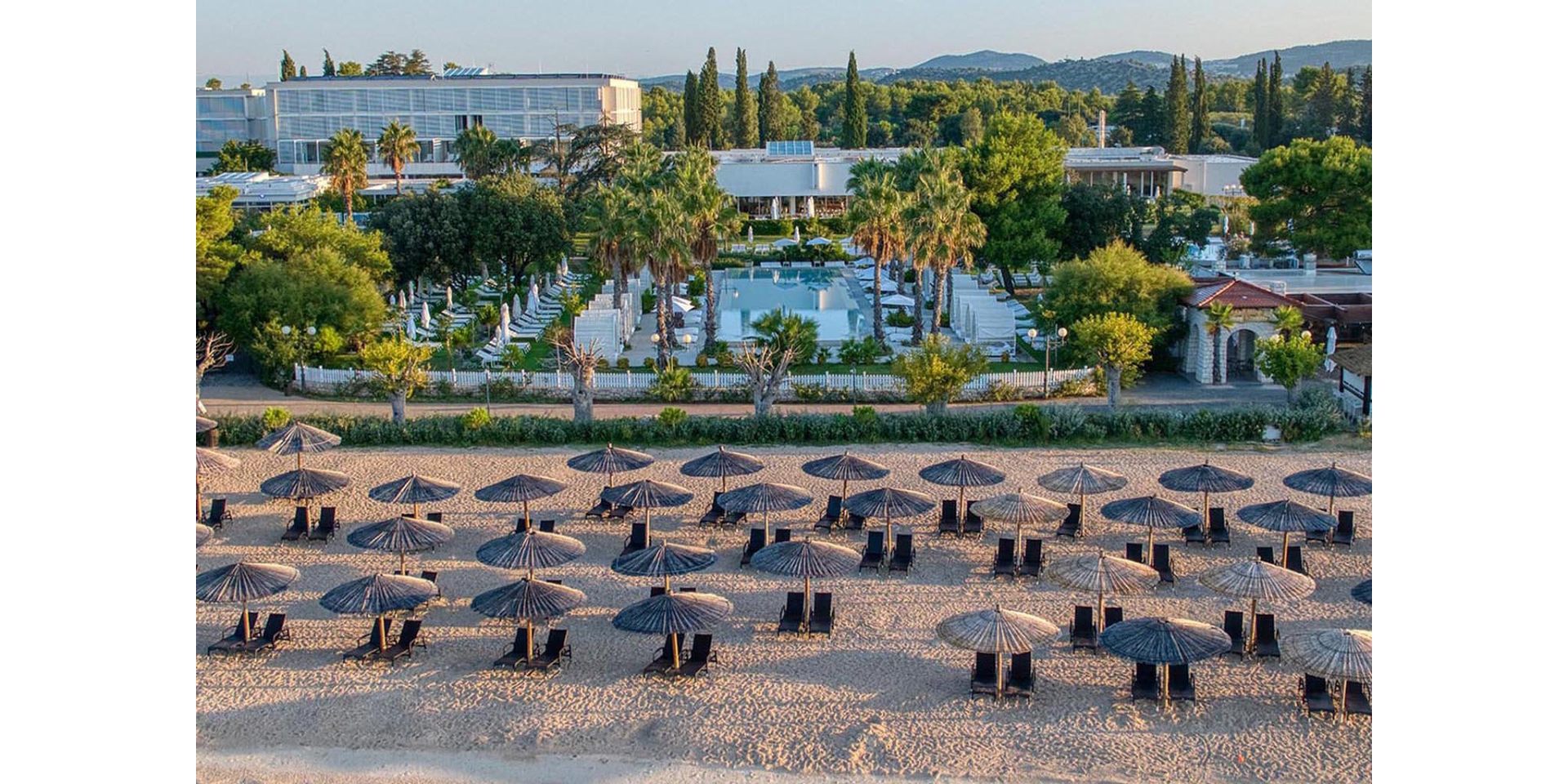 Sandstrand direkt vor dem Hotel in Šibenik