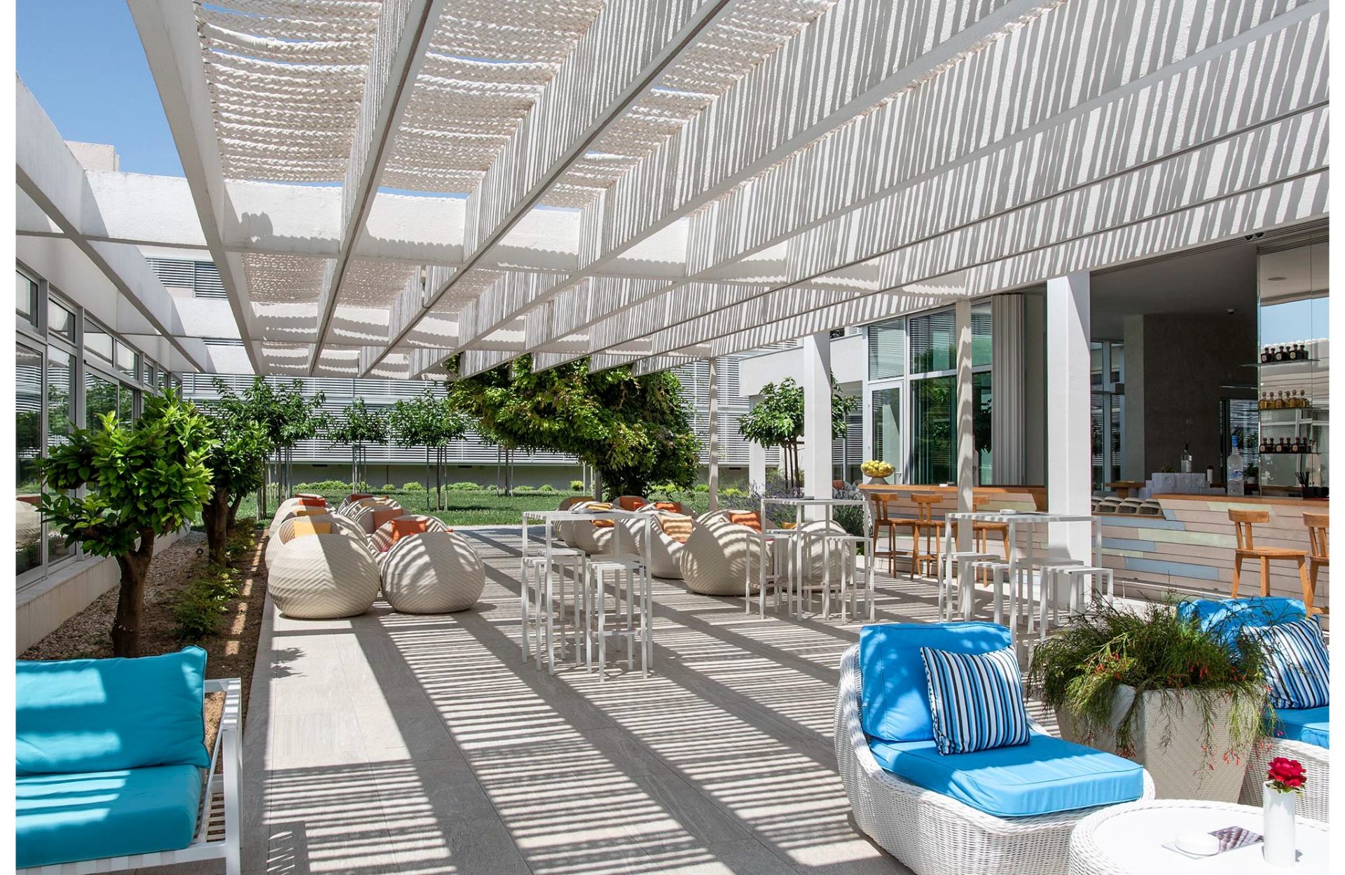 Lounge mit Pergola am Meer