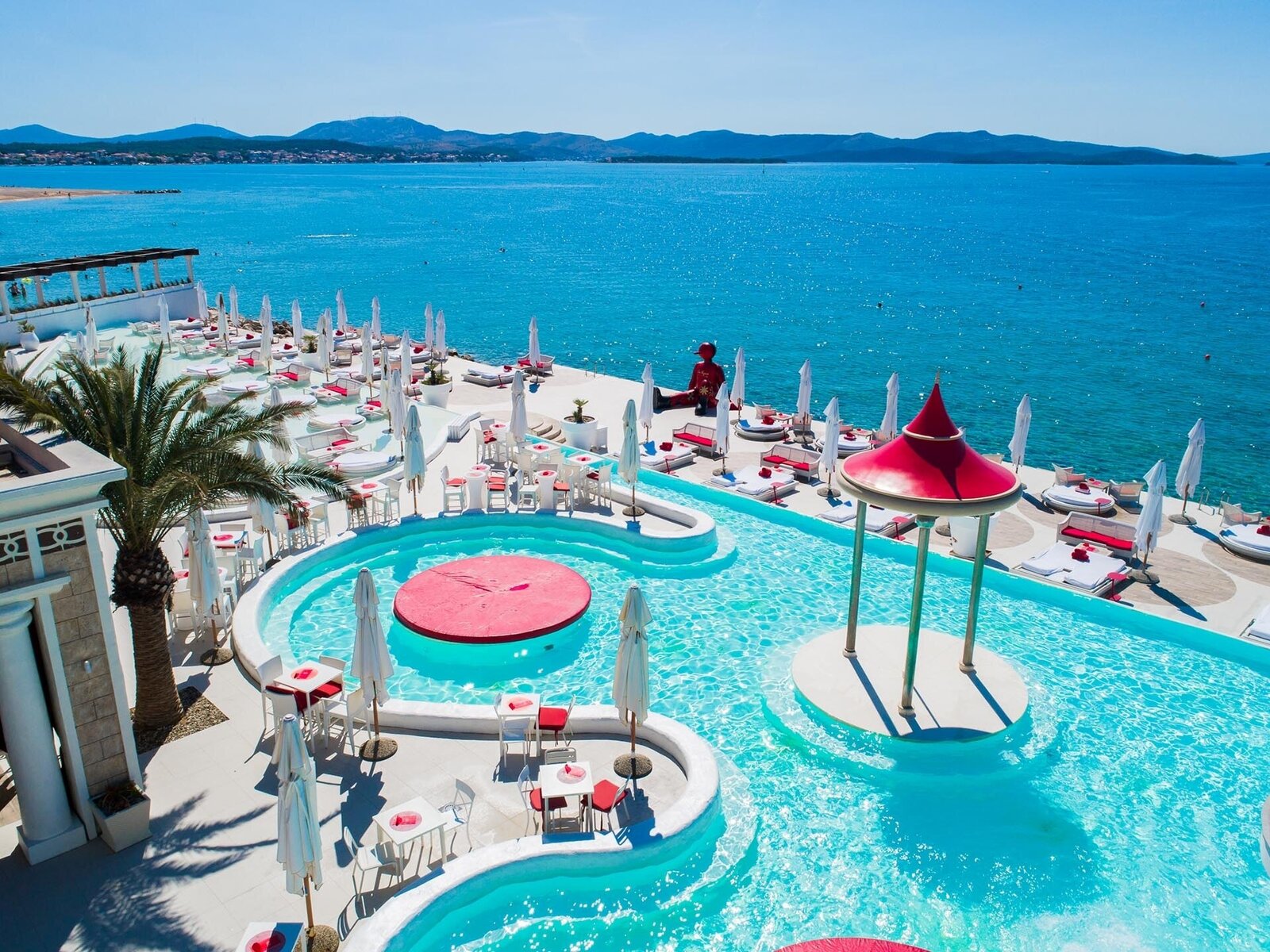 Pool und Beachclub mit Meerblick