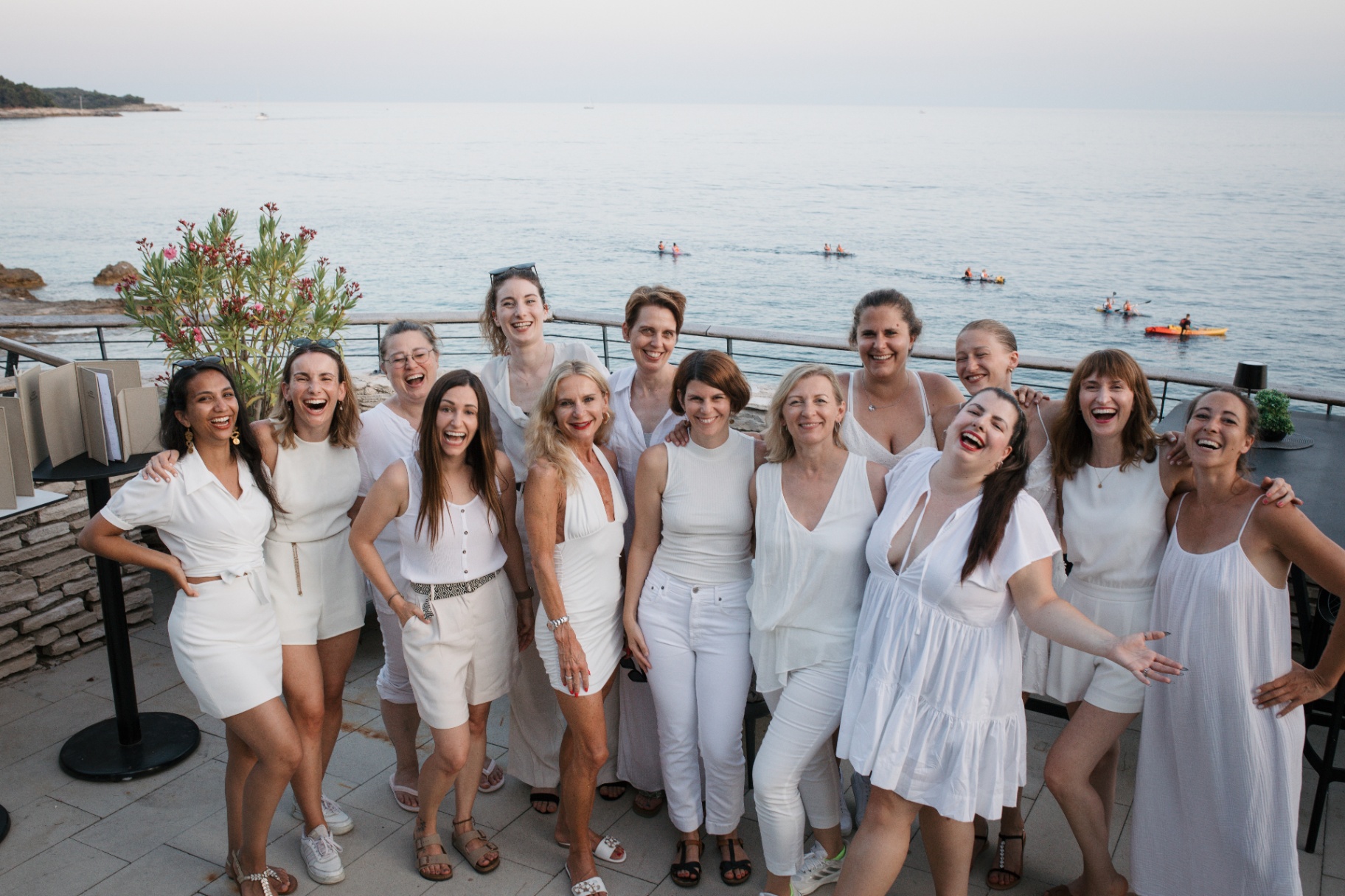 Gruppe von Unternehmerinnen bei der FEMINDS Workation in Kroatien